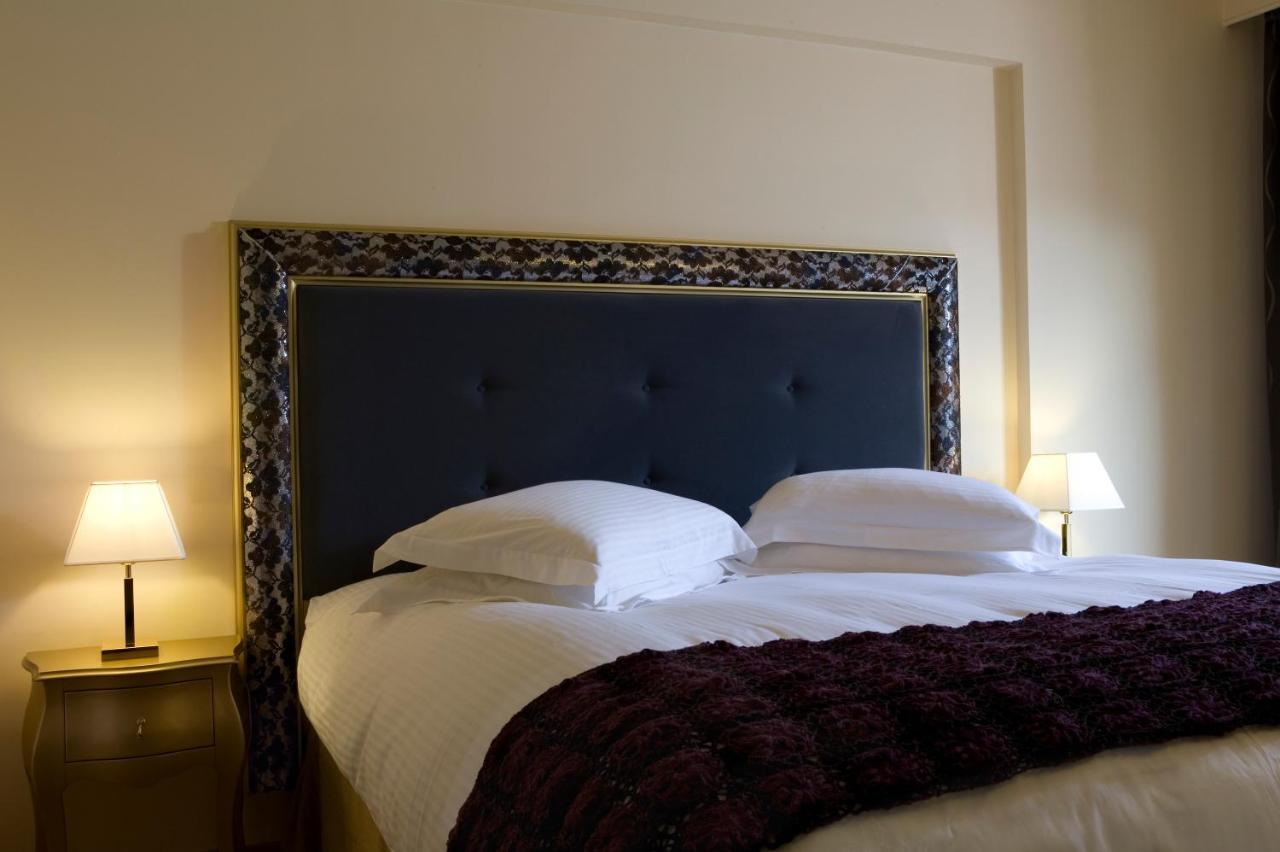 Valis Resort Hotel โวโลส ภายนอก รูปภาพ A bed with a headboard