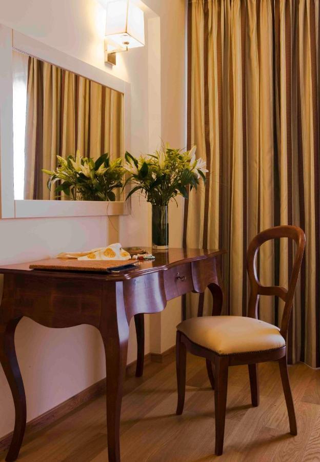 Valis Resort Hotel โวโลส ภายนอก รูปภาพ A table with a chair