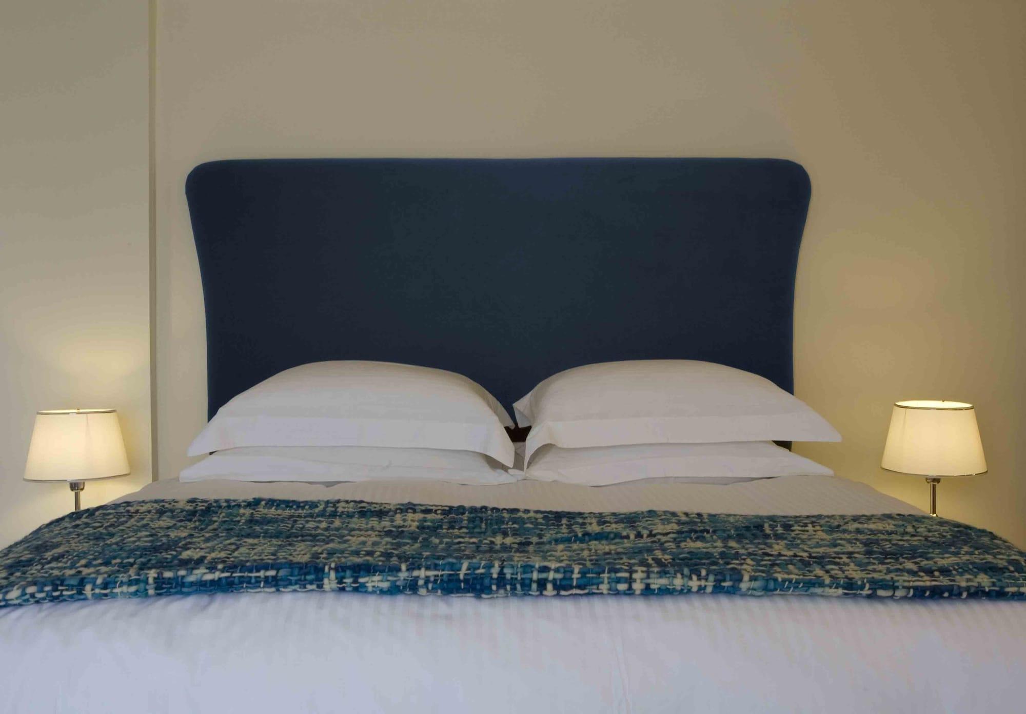 Valis Resort Hotel โวโลส ภายนอก รูปภาพ A bed with a blue headboard