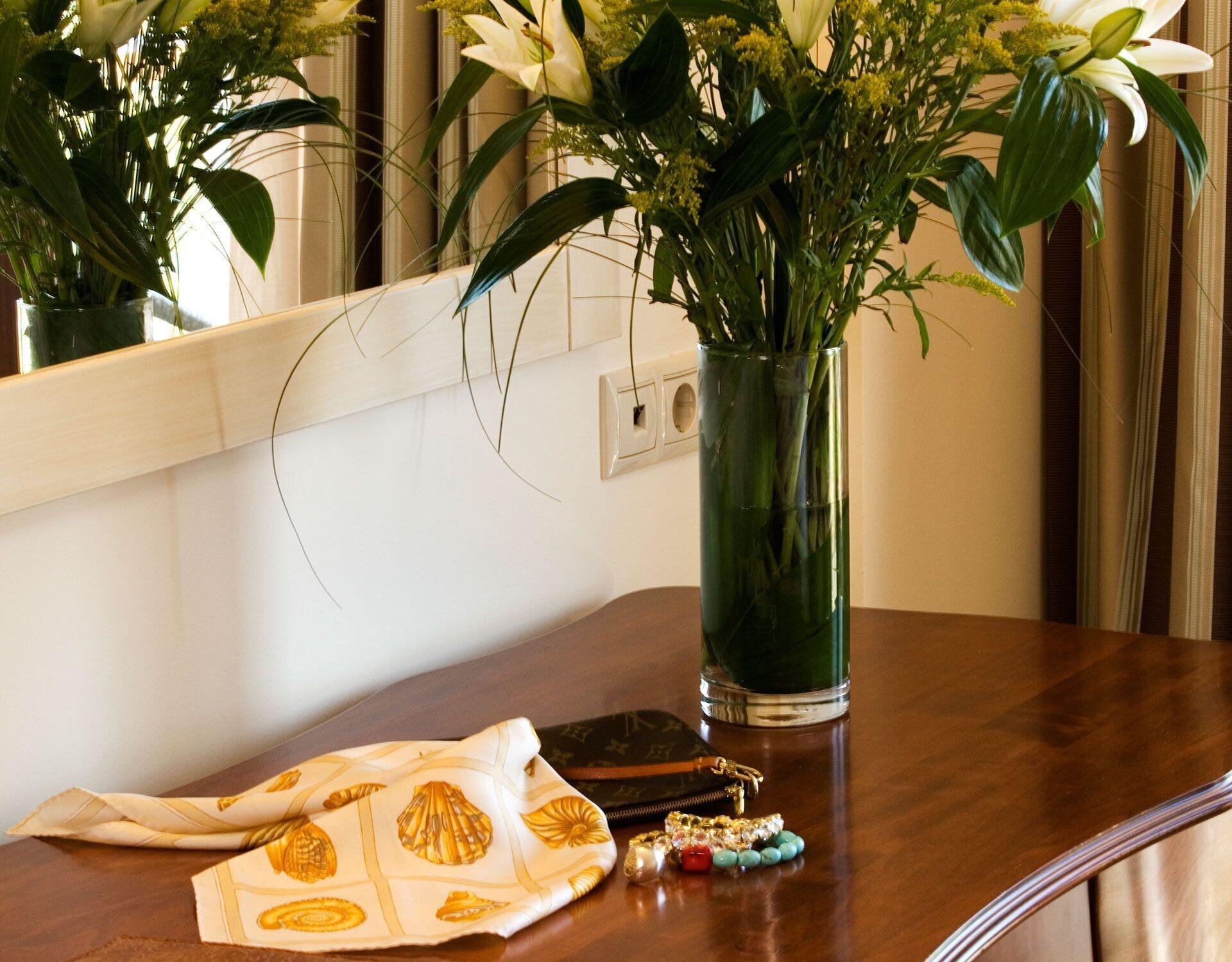 Valis Resort Hotel โวโลส ภายนอก รูปภาพ A table with a vase of flowers
