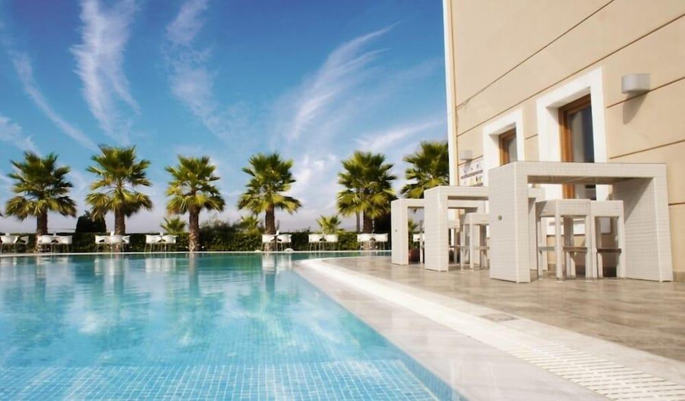 Valis Resort Hotel โวโลส ภายนอก รูปภาพ The pool at the hotel