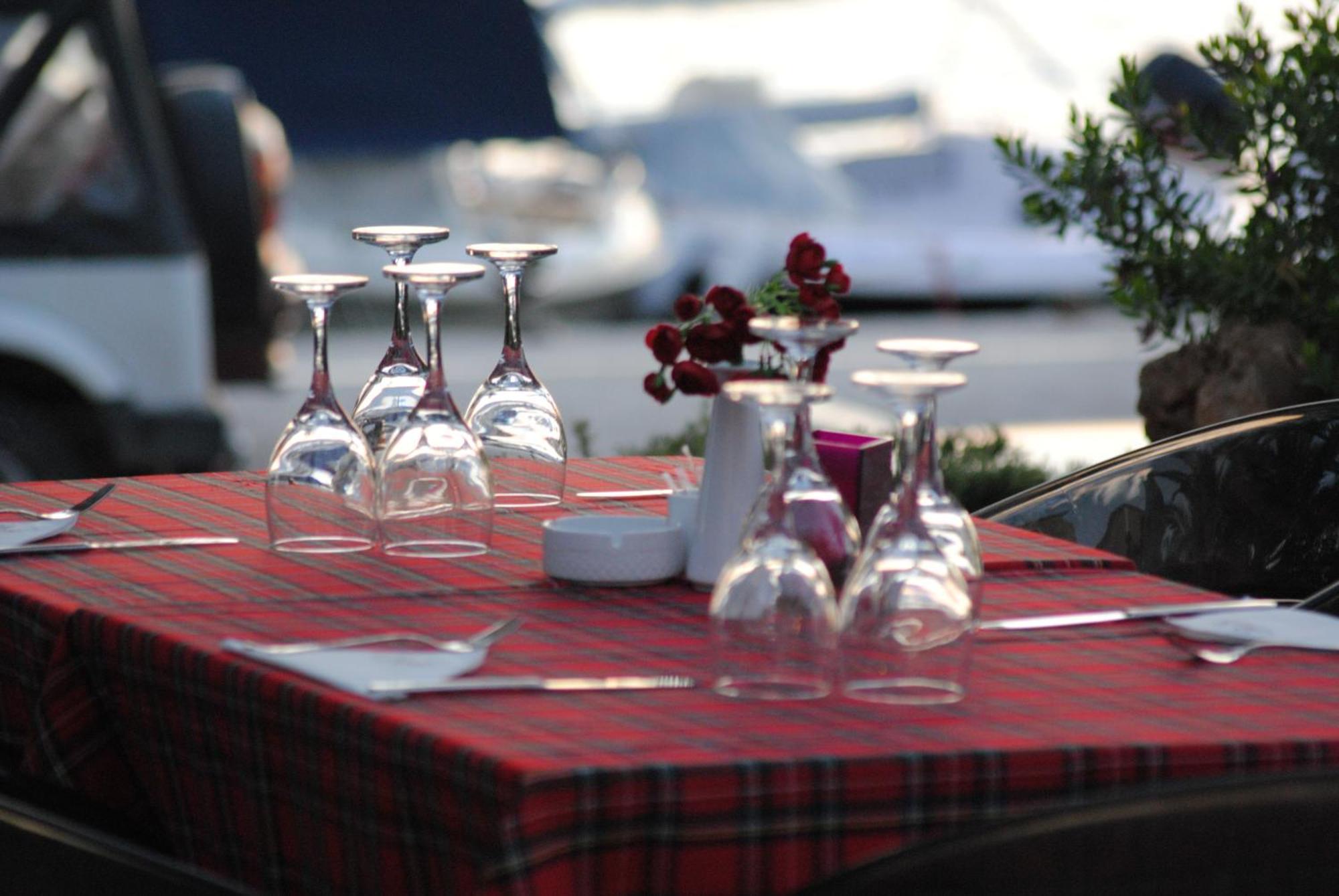 Valis Resort Hotel โวโลส ภายนอก รูปภาพ A restaurant table