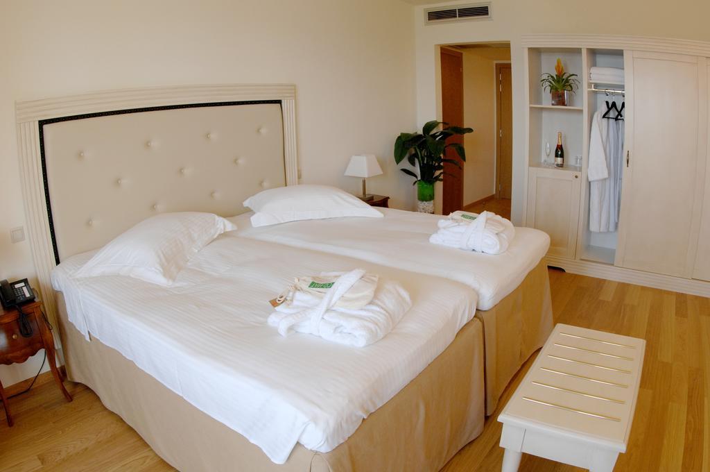 Valis Resort Hotel โวโลส ภายนอก รูปภาพ A room at the hotel