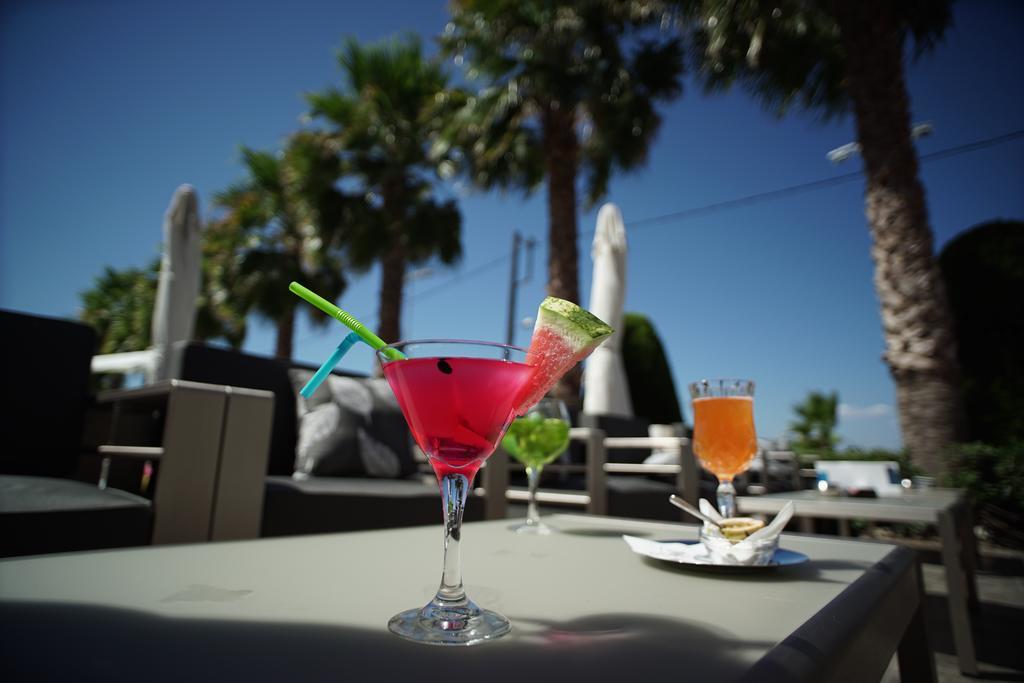 Valis Resort Hotel โวโลส ภายนอก รูปภาพ Cocktails at a beach bar