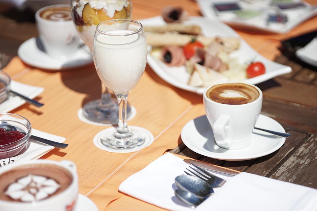 Valis Resort Hotel โวโลส ภายนอก รูปภาพ A typical Italian breakfast
